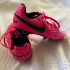 NIKE TIEMPO GIRLS SZ 11 SOCCER CLEATS